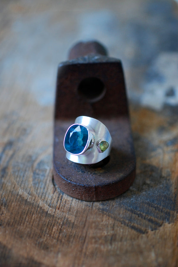 Velvet Grandidierite And Peridot Etrurian Ring
