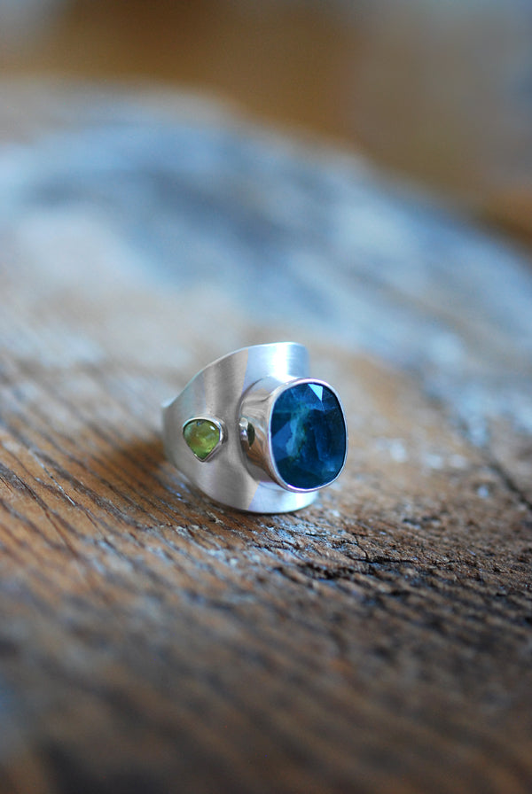 Velvet Grandidierite And Peridot Etrurian Ring