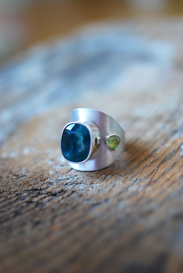 Velvet Grandidierite And Peridot Etrurian Ring